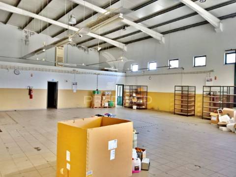 Armazém com 2 pisos em almeirim