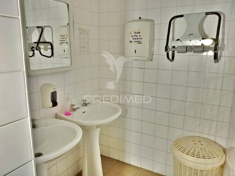 Armazém com 2 pisos em almeirim