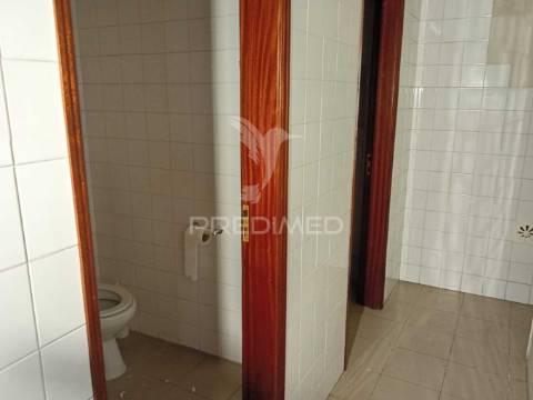 Armazém com 2 pisos em almeirim