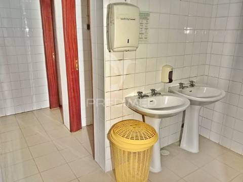 Armazém com 2 pisos em almeirim