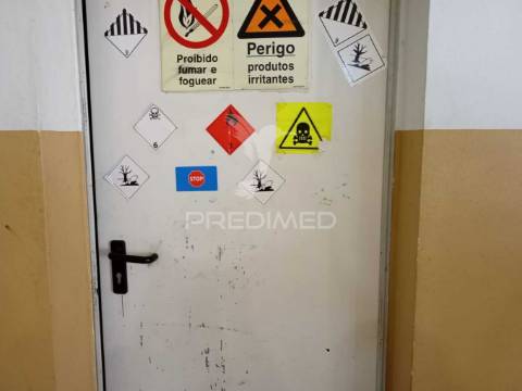 Armazém com 2 pisos em almeirim