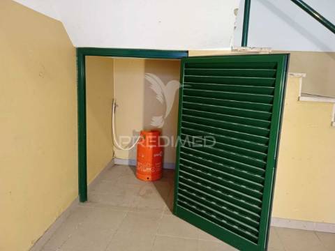 Armazém com 2 pisos em almeirim