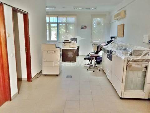 Armazém com 2 pisos em almeirim