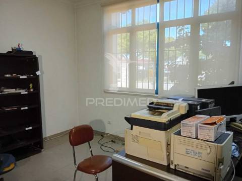 Armazém com 2 pisos em almeirim