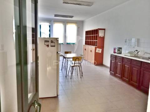 Armazém com 2 pisos em almeirim