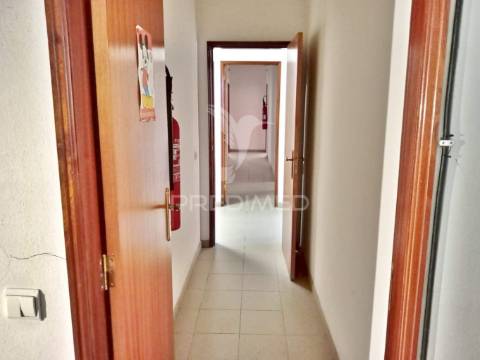 Armazém com 2 pisos em almeirim
