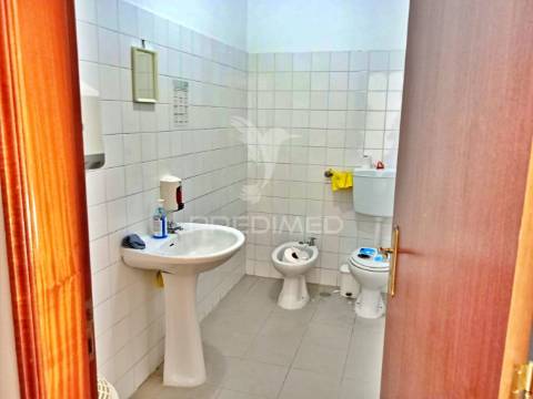 Armazém com 2 pisos em almeirim