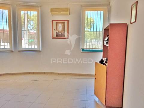 Armazém com 2 pisos em almeirim