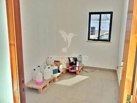 Armazém com 2 pisos em almeirim