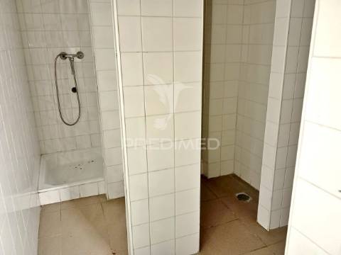 Armazém com 2 pisos em almeirim