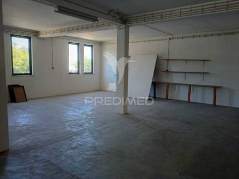 Armazém com 2 pisos em almeirim