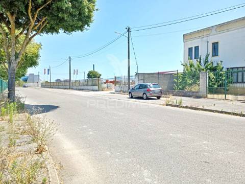 Armazém com 2 pisos em almeirim