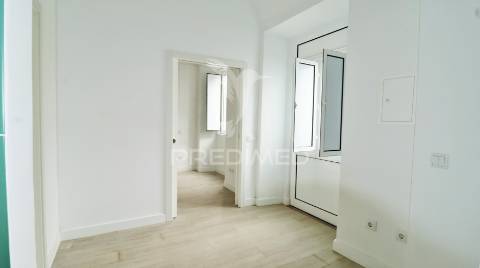 Moradia remodelada c/ 2 apartamentos na baixa da cidade de olhão