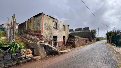 Moradia t3 em ruína - ponta do pargo . calheta - ilha da madeira