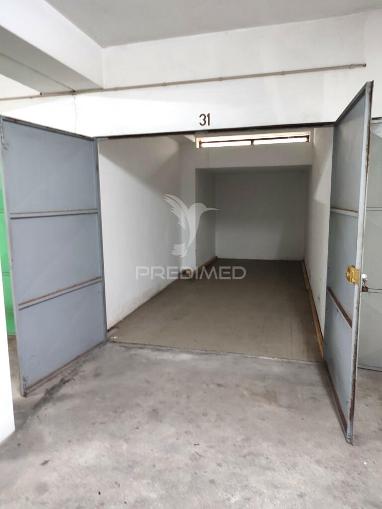 Garagem fechada a venda, vila do conde, rua das violetas.