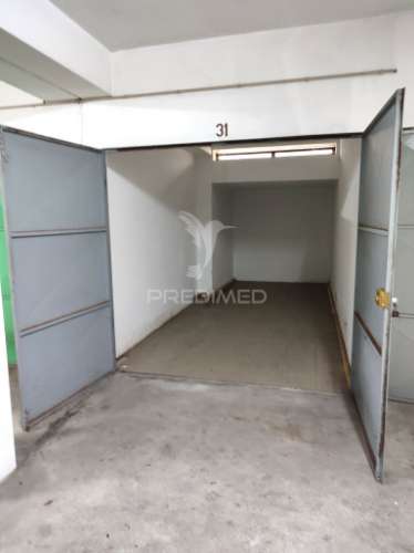 Garagem fechada a venda, vila do conde, rua das violetas.