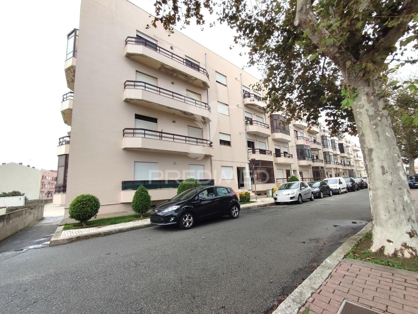 Garagem fechada a venda, vila do conde, rua das violetas.