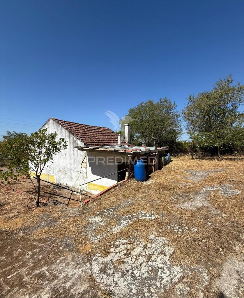 Moradia térrea t2 para restaurar - moita, pernes