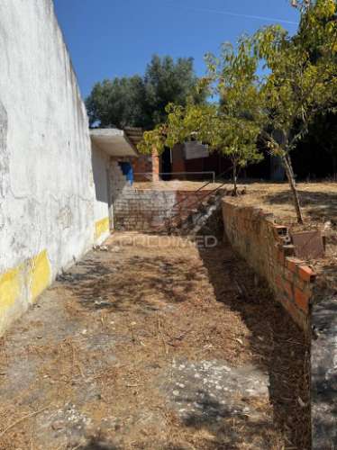 Moradia térrea t2 para restaurar - moita, pernes