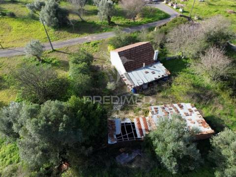 Moradia térrea t2 para restaurar - moita, pernes