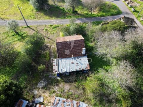 Moradia térrea t2 para restaurar - moita, pernes