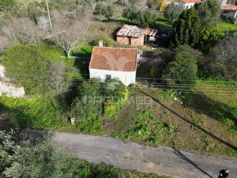 Moradia térrea t2 para restaurar - moita, pernes