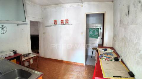 Moradia térrea t2 para restaurar - moita, pernes