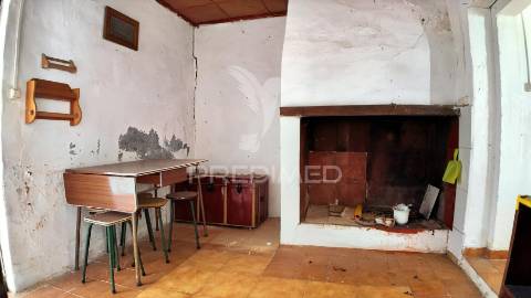 Moradia térrea t2 para restaurar - moita, pernes