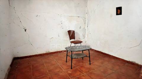 Moradia térrea t2 para restaurar - moita, pernes