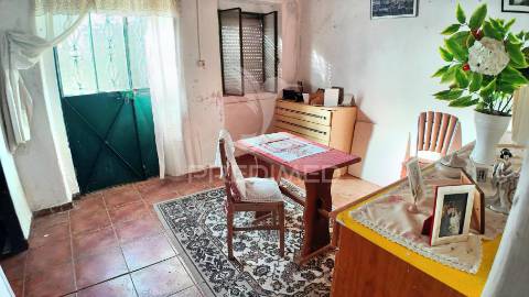 Moradia térrea t2 para restaurar - moita, pernes