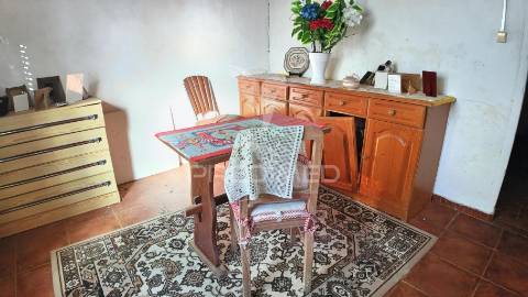 Moradia térrea t2 para restaurar - moita, pernes