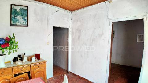Moradia térrea t2 para restaurar - moita, pernes