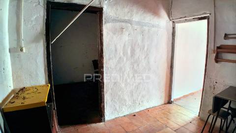 Moradia térrea t2 para restaurar - moita, pernes