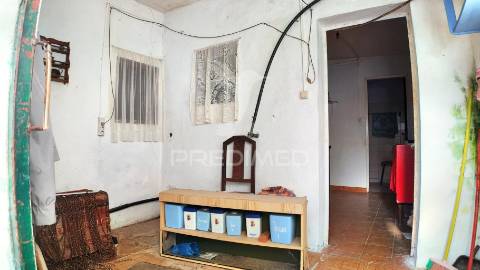 Moradia térrea t2 para restaurar - moita, pernes