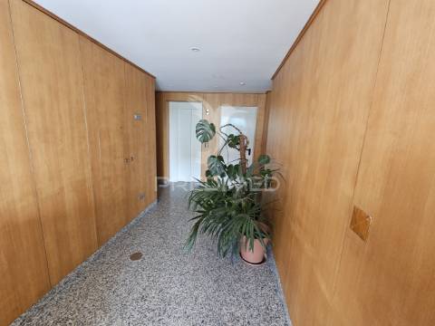 Apartamento t2 ao metro de santo ovídeo