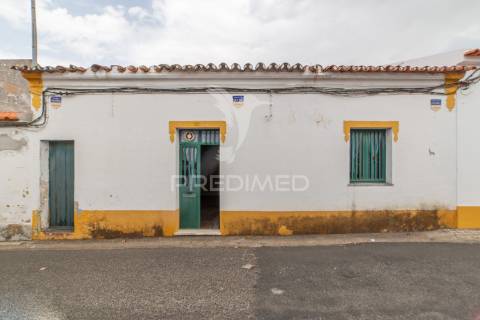 Moradia t2 com potencial de expansão – bairro senhora da saúde, évora