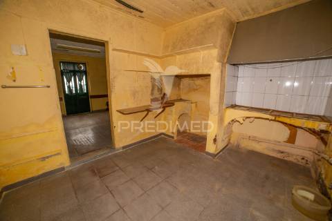 Moradia t2 com potencial de expansão – bairro senhora da saúde, évora