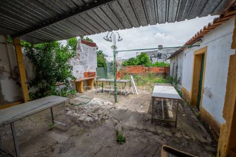 Moradia t2 com potencial de expansão – bairro senhora da saúde, évora