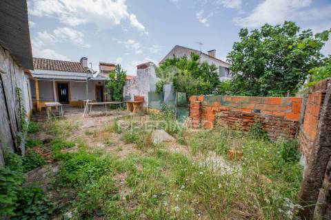 Moradia t2 com potencial de expansão – bairro senhora da saúde, évora
