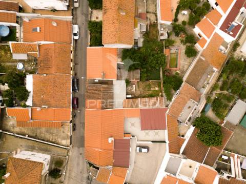 Moradia t2 com potencial de expansão – bairro senhora da saúde, évora