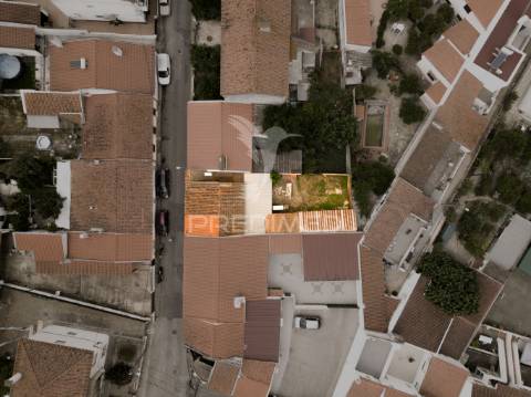 Moradia t2 com potencial de expansão – bairro senhora da saúde, évora