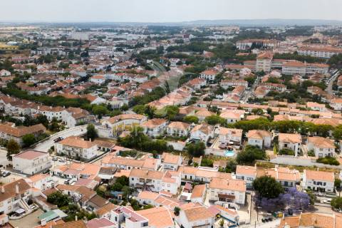 Moradia t2 com potencial de expansão – bairro senhora da saúde, évora