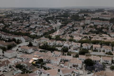 Moradia t2 com potencial de expansão – bairro senhora da saúde, évora