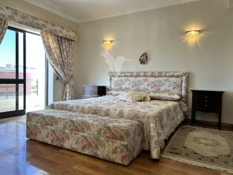 Luxuoso apartamento t5 no coração de leiria com vista para o castelo