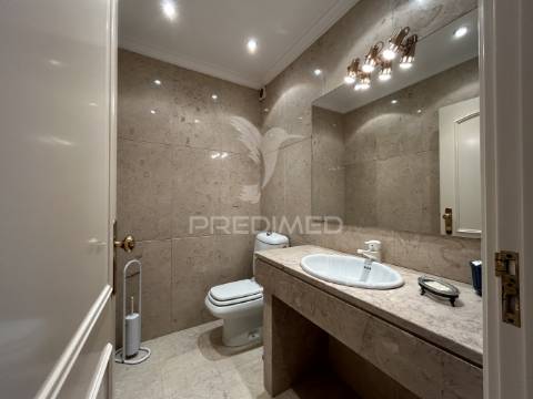 Luxuoso apartamento t5 no coração de leiria com vista para o castelo