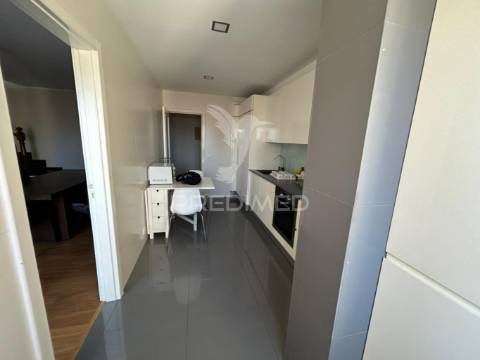 Duplex t2+2 renovado junto ao glicínias plaza – aveiro