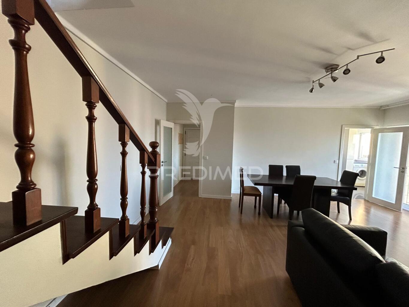 Duplex t2+2 renovado junto ao glicínias plaza – aveiro