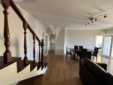 Duplex t2+2 renovado junto ao glicínias plaza – aveiro