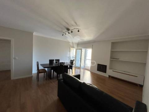 Duplex t2+2 renovado junto ao glicínias plaza – aveiro