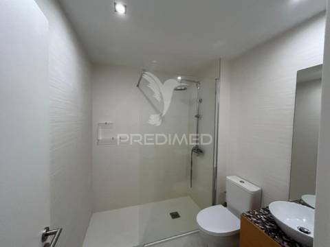 Duplex t2+2 renovado junto ao glicínias plaza – aveiro